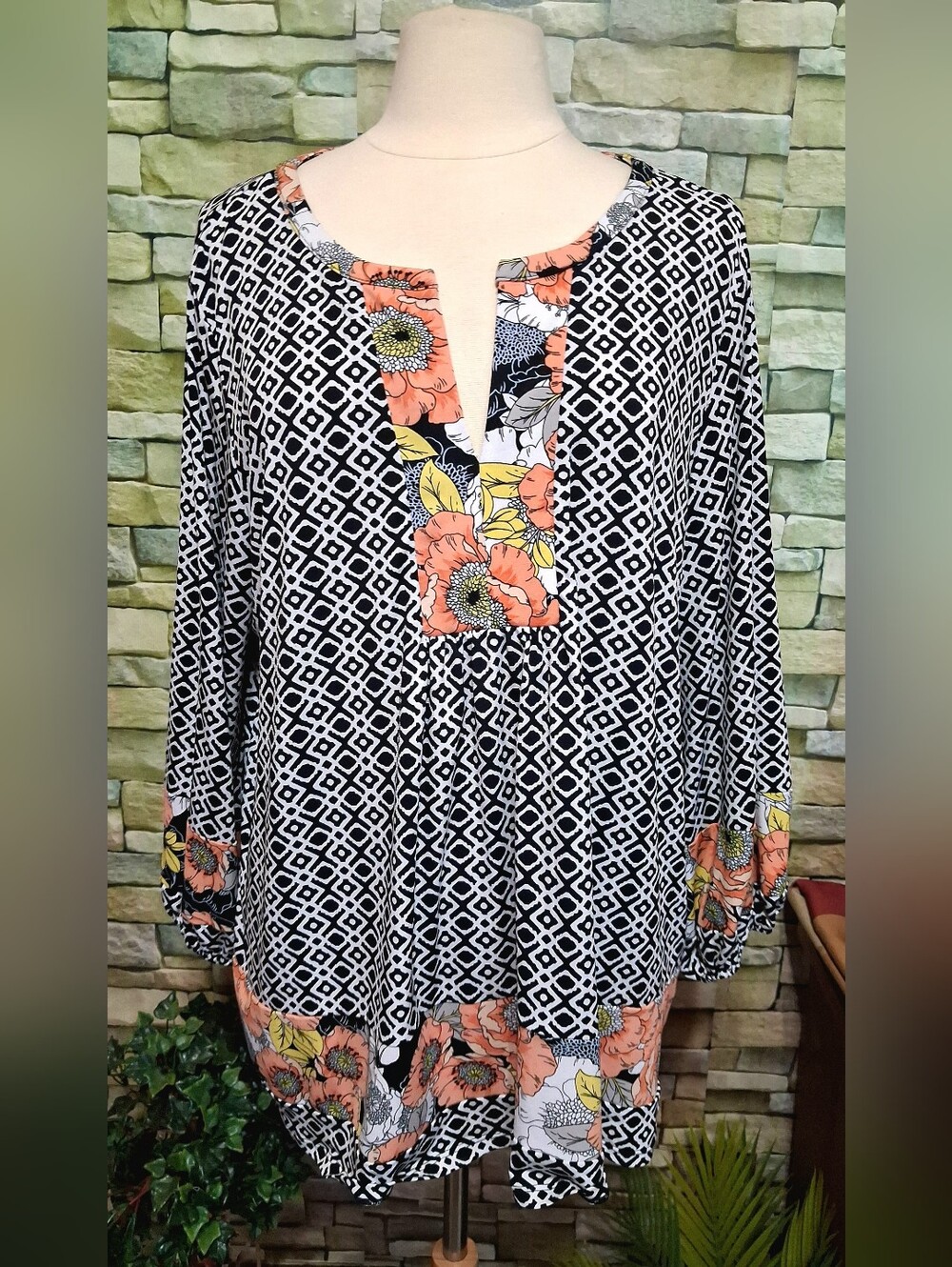 1X Ruby Rd. Black & White Geometric Tunic Coral Floral Accents